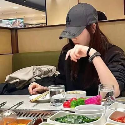 女儿吃400元海底捞，单亲妈妈崩溃大哭，发消息对女儿说：“你们养的狗都过得比我好