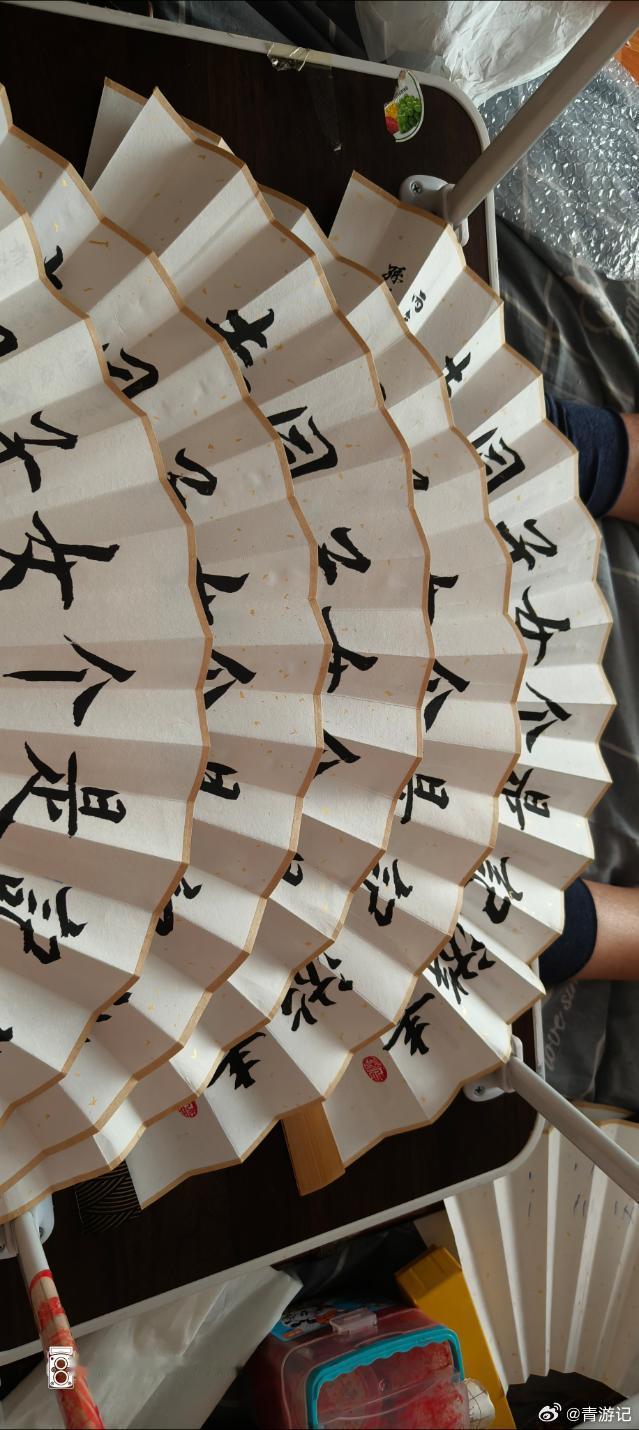 我在大西北吃的海鲜，没加盐直接原味煎一下，享受青岛本地小海鲜的味道，别聊牛羊肉了