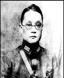 1949年深夜，国民党上将潘文华撞见自己最宠爱的七姨太正在屋里偷偷发电报。他没有