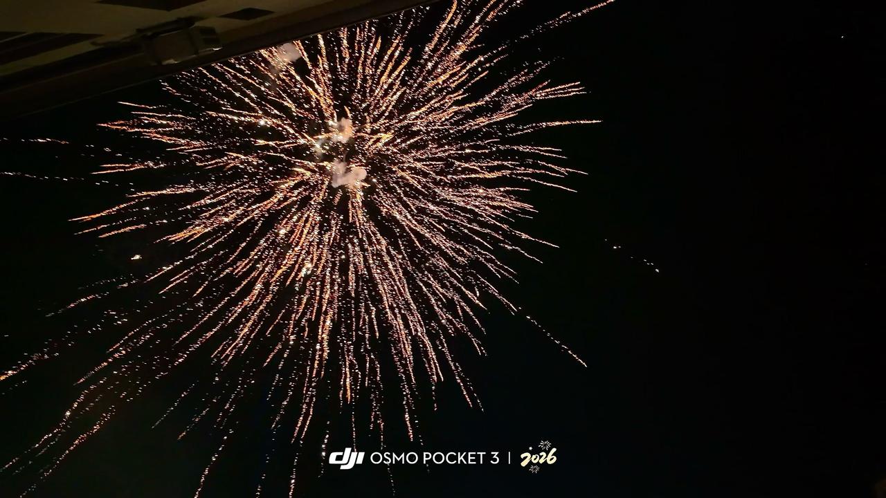 我表妹19岁，银行卡里从不超过2000块。上个月她发朋友圈：定位在拉萨。我以为