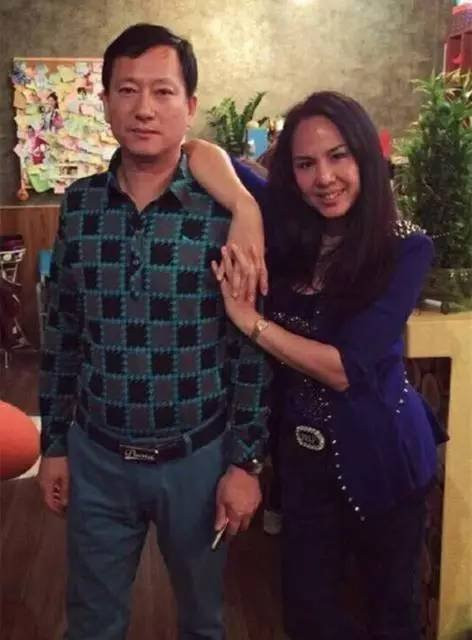 郑爽的爸爸与妈妈 父母并不求儿女的回报,借用爽爸的一句话: