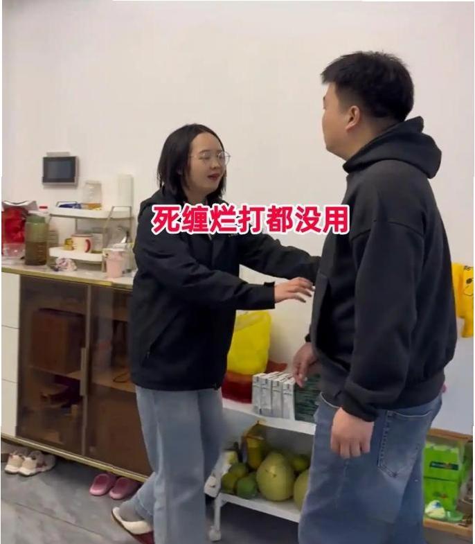 浙江一位34岁的女子，婚后当了七年全职妈妈。她丈夫月薪一万五，独自承担着房贷和全