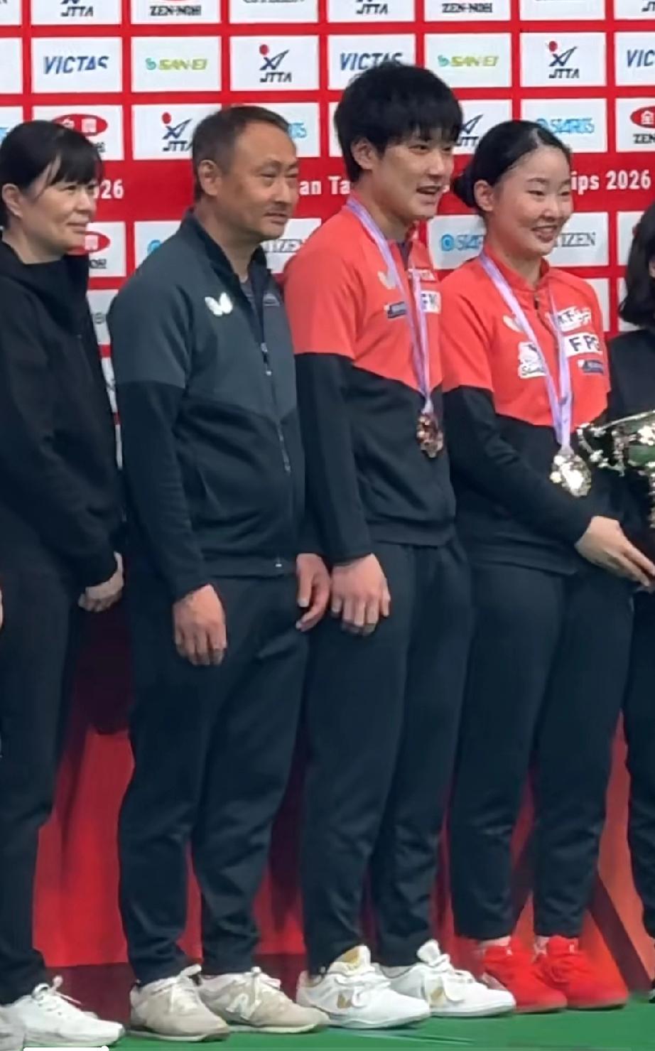 张本宇父母肉眼可见的开心！这次全日锦赛上，儿子和姑娘真的太涨脸了，虽然这次儿
