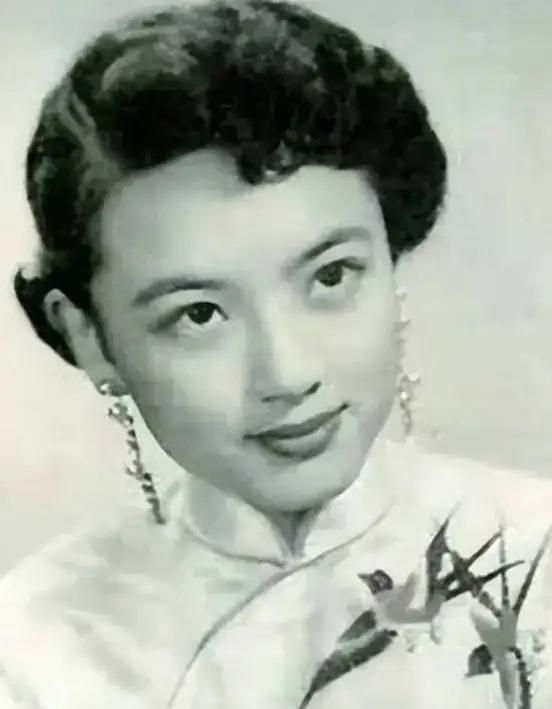 一段特别通透的话：一天，27岁的司令员叶飞正要沉沉入睡，突然，警卫员闯入，拉着