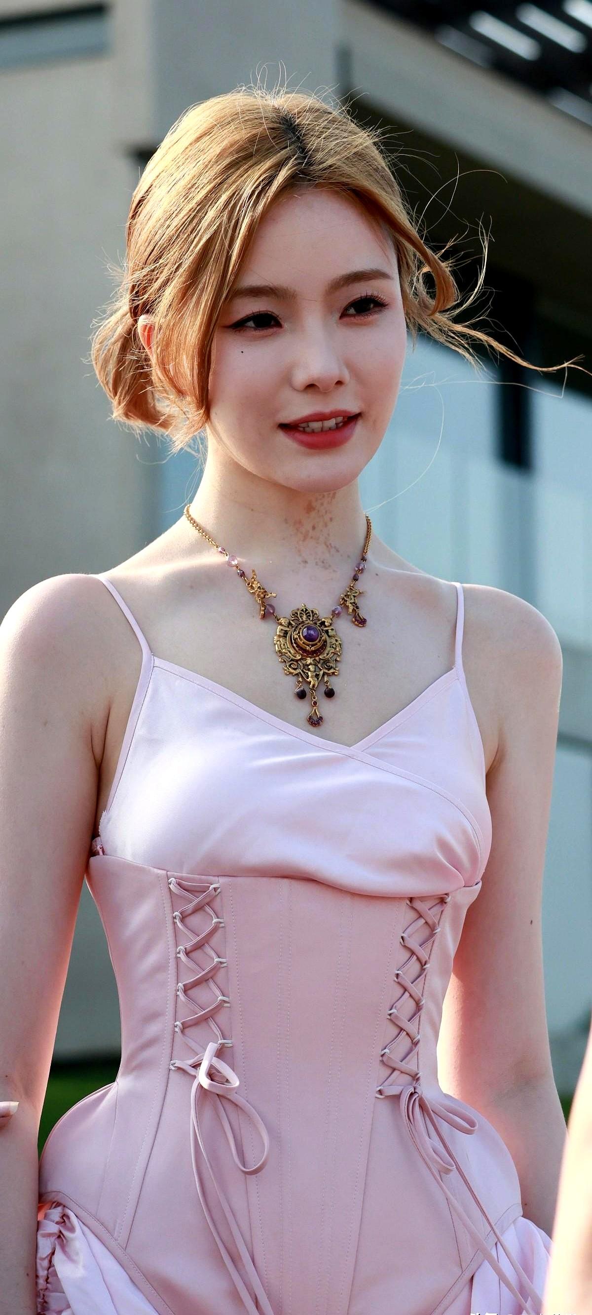 陈卓璇饭拍生图：我想夸这个生图就很神图了…路人随手就拍下了她的身影，我的