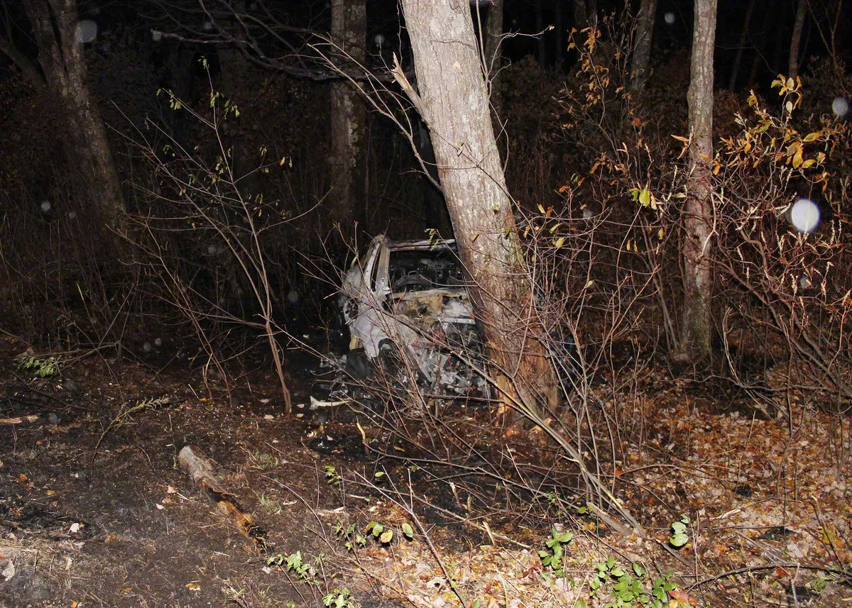 特斯拉车祸起火后车门打不开【特斯拉ModelY车祸起火后车门打不开，致20