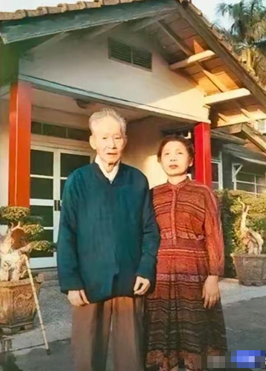 这是1988年，被软禁长达33年之久的抗日名将孙立人将军重获自由后，与夫人拍摄的