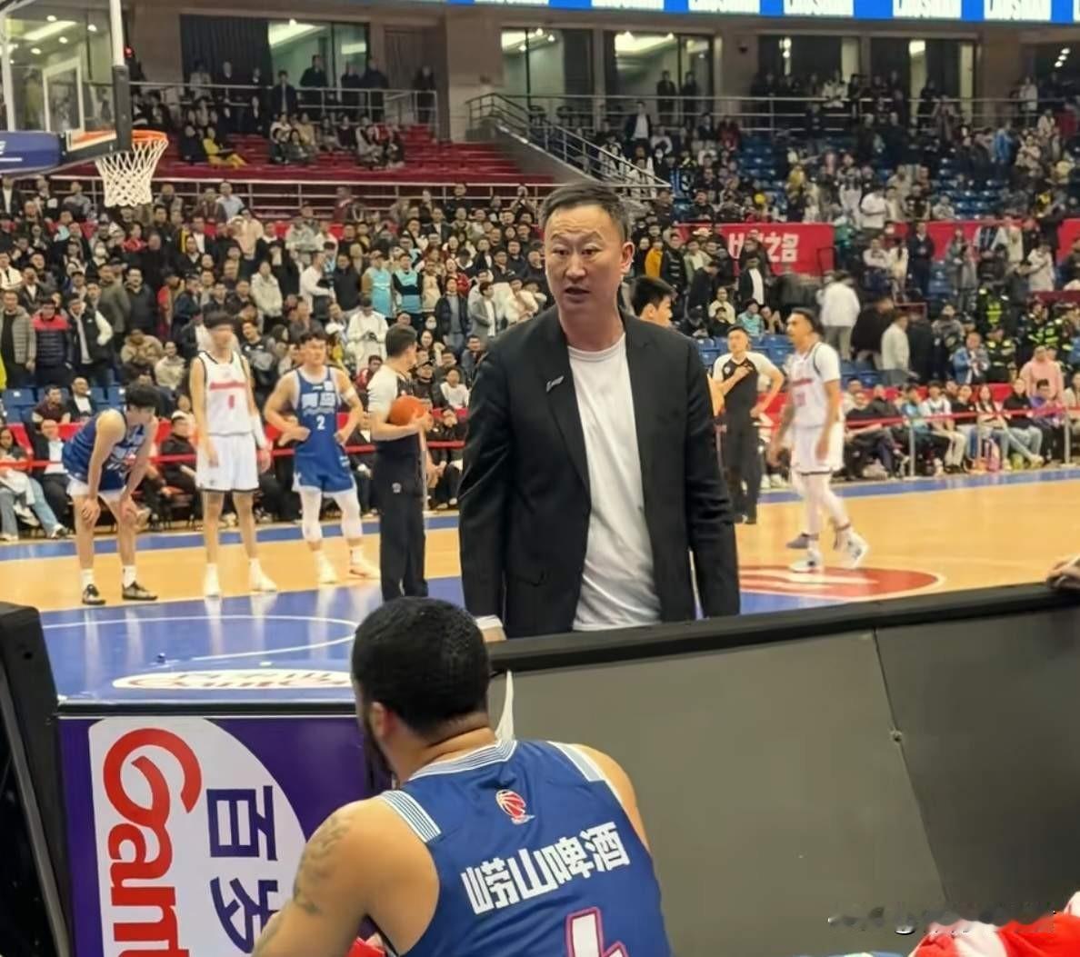 韦瑟斯庞或离队！青岛男篮与广东男篮的比赛中，刘维伟忽然对着韦瑟斯庞破口大骂。如