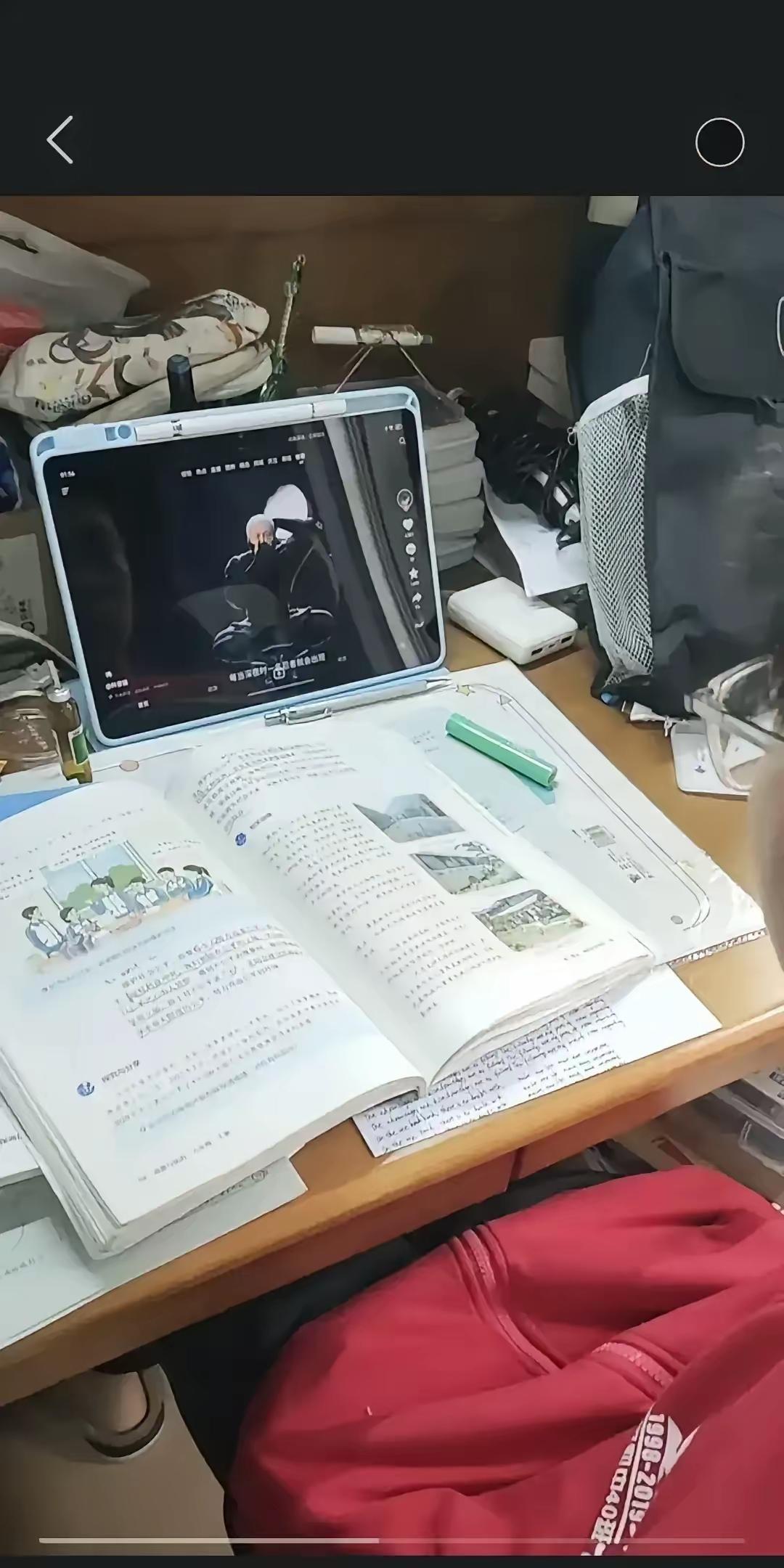 凌晨一点多，一位妈妈发了一条动态，她用文字讲述了自己当时的气愤和崩溃。她14