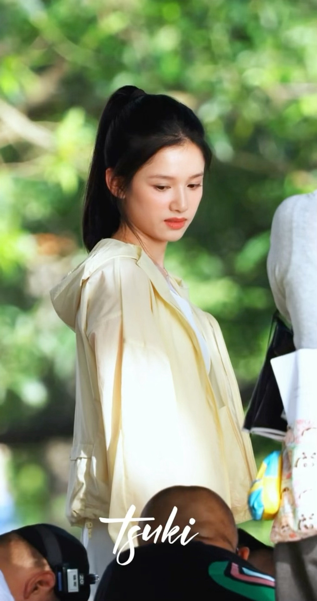 张婧仪《野狗骨头》苗靖高马尾路透，清新明媚的青春女大！！​​​