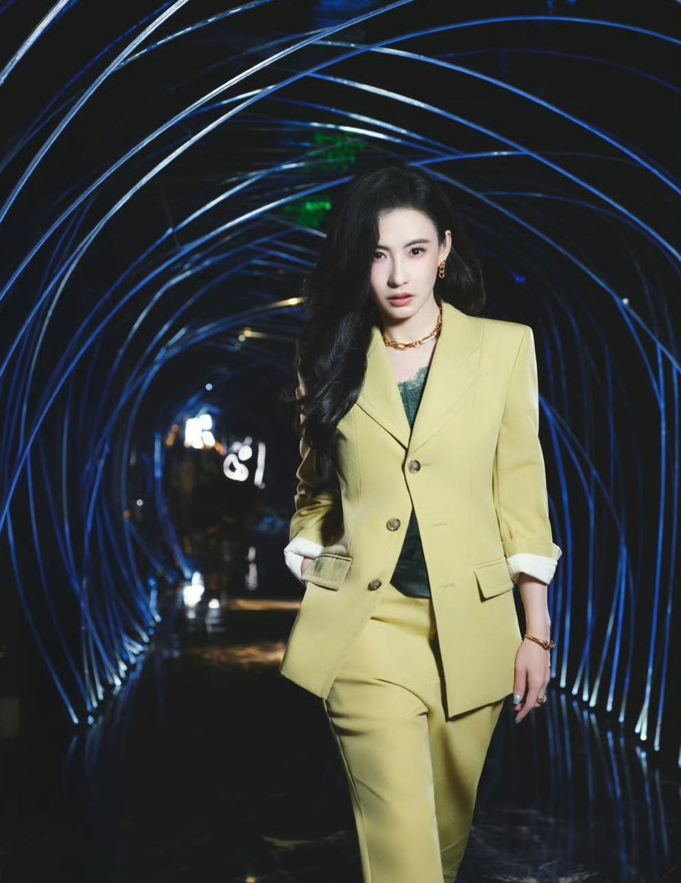 西装和卫衣，都是春天必备的时尚单品，你更喜欢穿哪一种风格的衣服呢？看了张柏芝