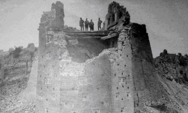 1941年，刘厥兰奉命去炸鬼子碉堡，没想到一时着急把炸药包放错了地方，轰隆一声巨