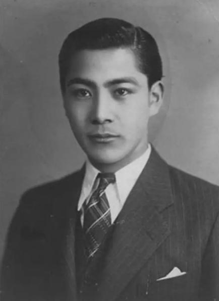 1940年蒋纬国在火车上因无军官票被驱赶到车厢连接处。军官得知其身份后吓得下跪