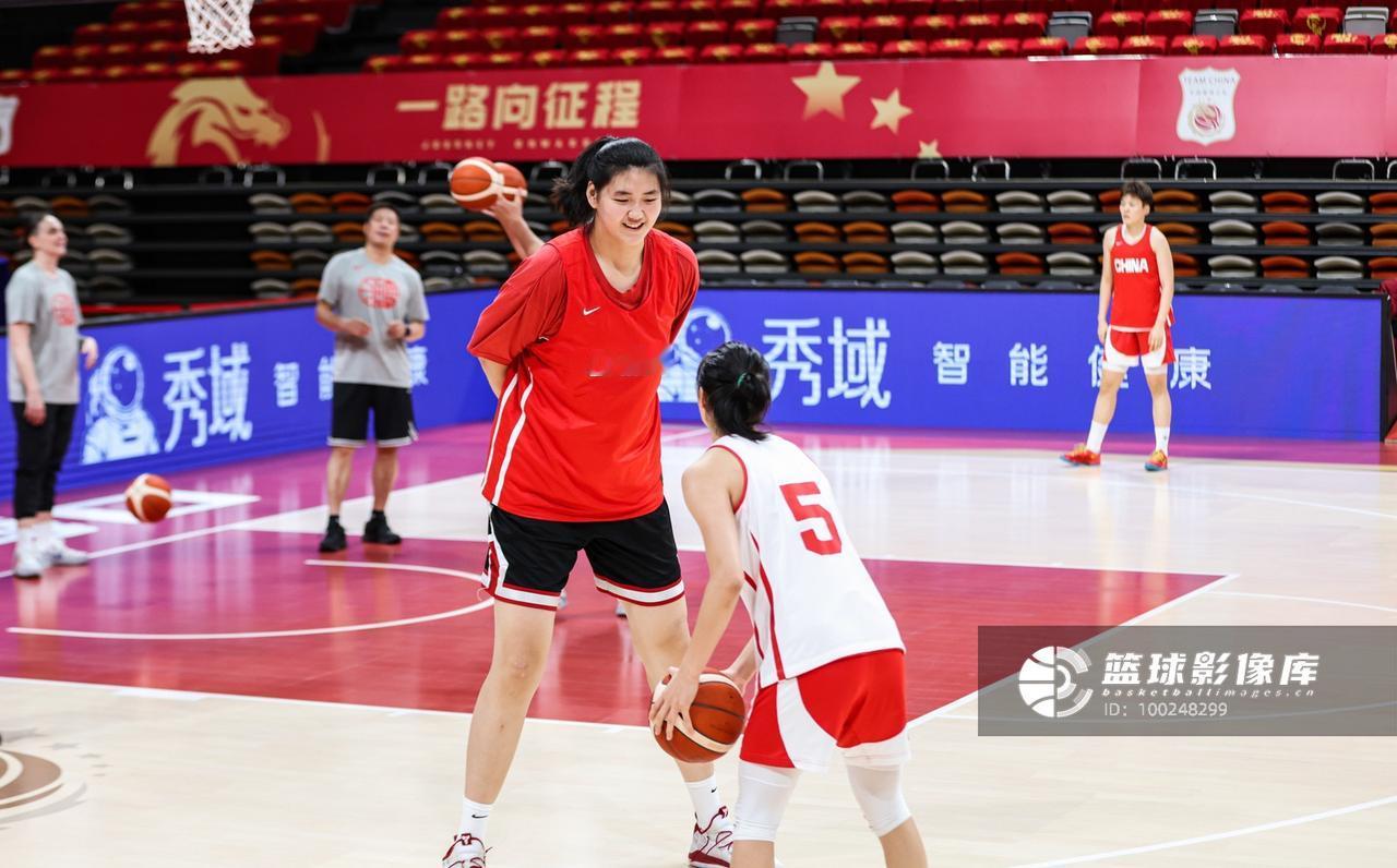 中国女篮今晚表现，该夸谁？根据实际表现来讲，我只能夸赞张子宇，因为张子宇真的还