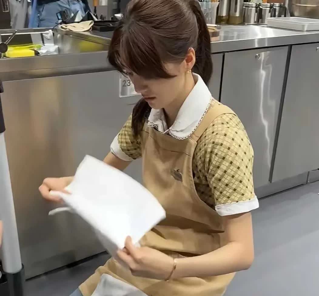 吴千语真的太能干啦，不仅人漂亮，还会做饭，竟然还是高级海鲜料理，看起来这帝王蟹成
