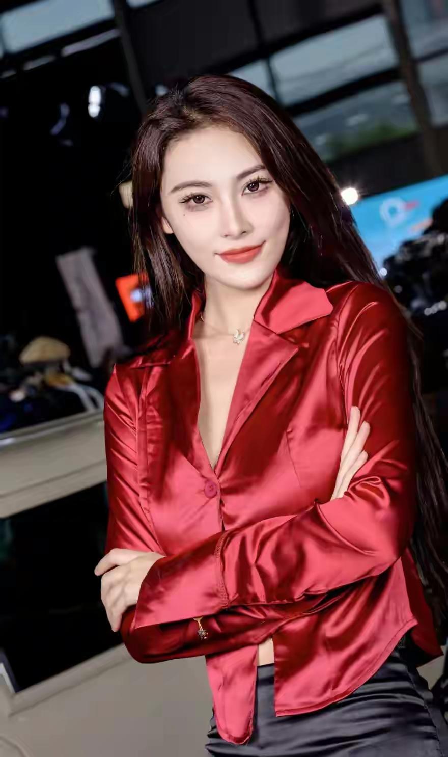 最近车模雨桐可太火啦！她在车展上的表现那叫一个惊艳。雨桐有着高挑的身材，精致的五