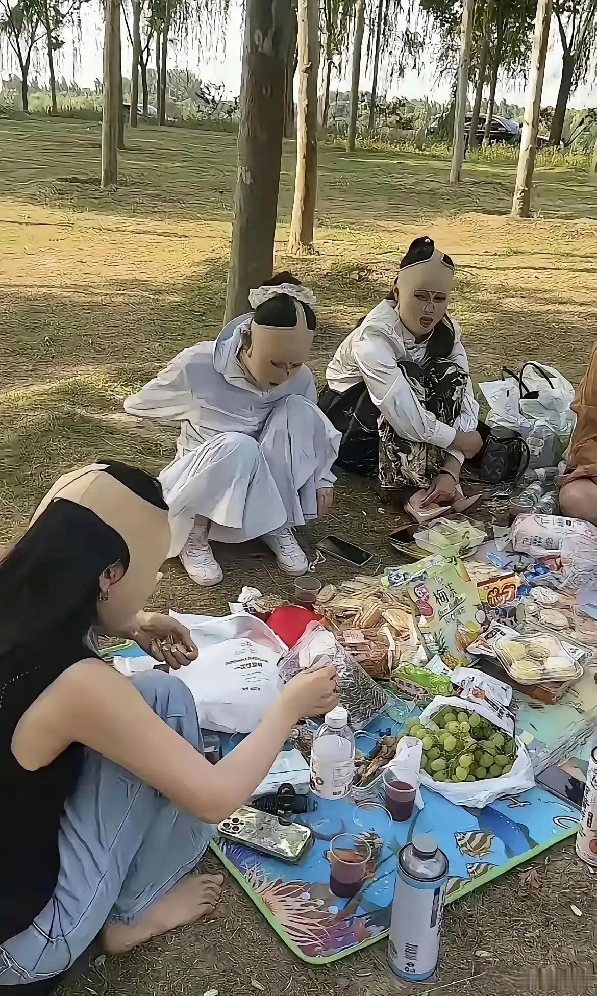 为何上海这边满大街都是这种裤衩套头面具？