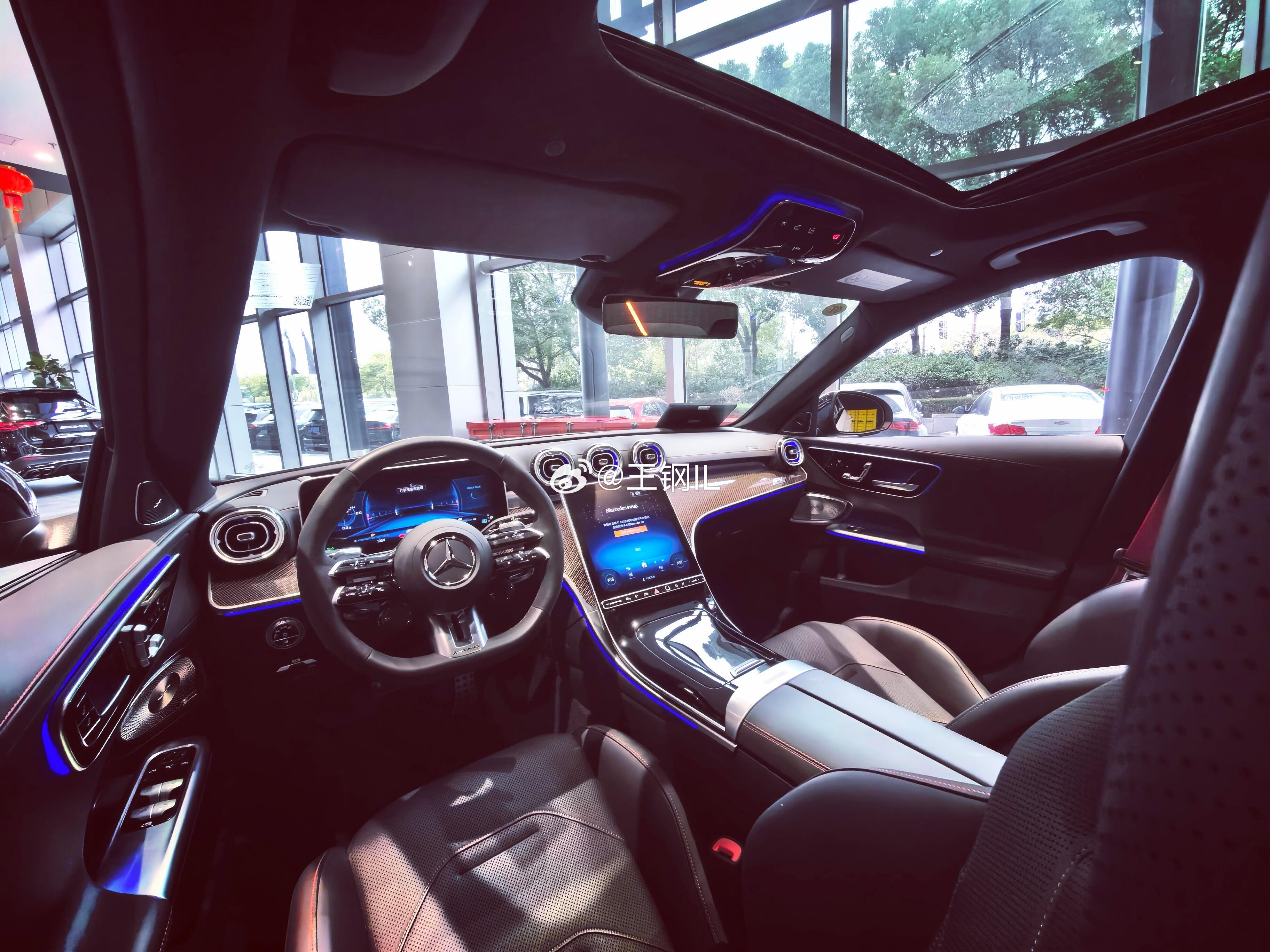 奔驰C63S，2.0T排量拥有V8动力，每一脚油门都燃动心脏。奔驰AMG