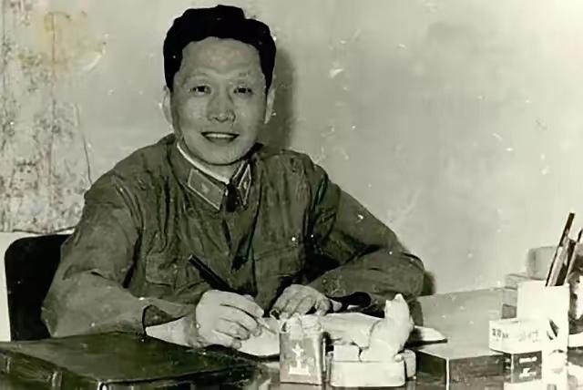 1949年2月20日凌晨，国民党空军少尉杨宝庆趁人不注意，悄悄登上一架停在西安机