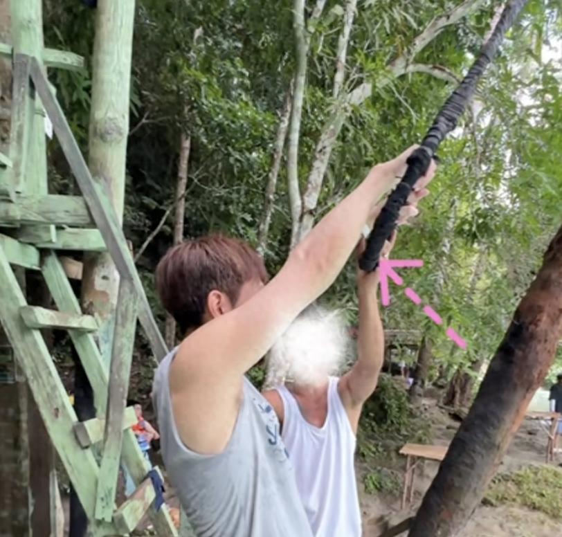 中国游客在菲律宾跳水时手表被偷偷抠松, 落水后遭当地人索要打捞费