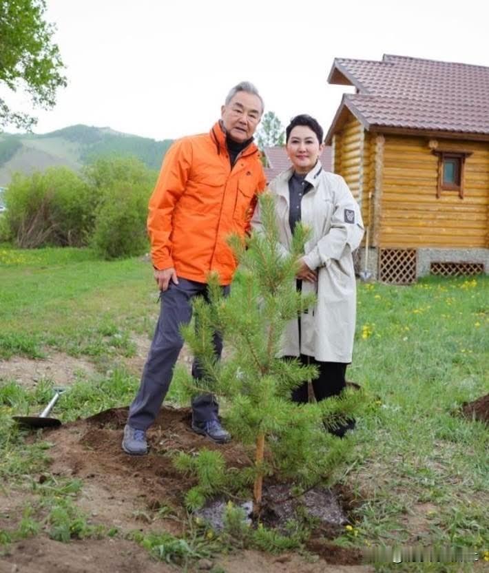 外长真帅，日本羡慕啦！受邀访问蒙古国的王毅外长，一组图片真的非常帅，一改平常