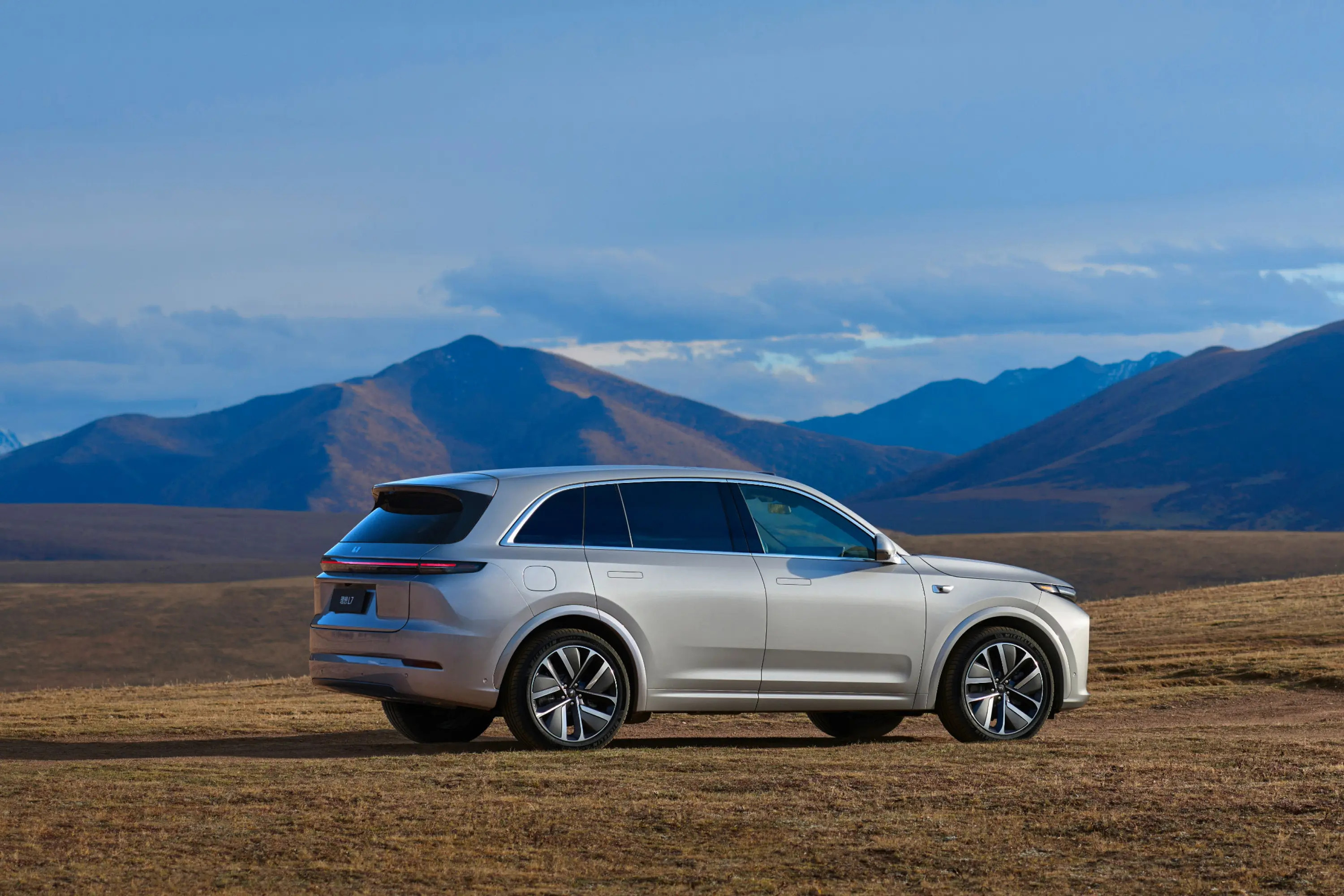 最近开理想L7带家人短途出游，是真的懂家庭用车需求～后排空间够敞亮，皇后座一键