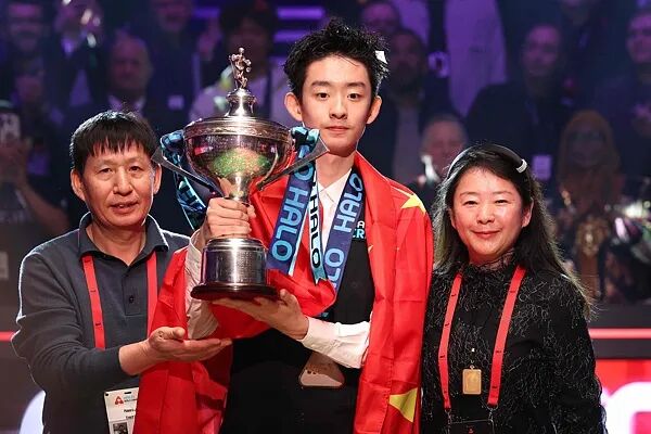 祝贺! 中国00后小将吴宜泽18比17击败肖恩·墨菲, 获得斯诺克世锦赛冠军, 中国球员连续两年夺冠