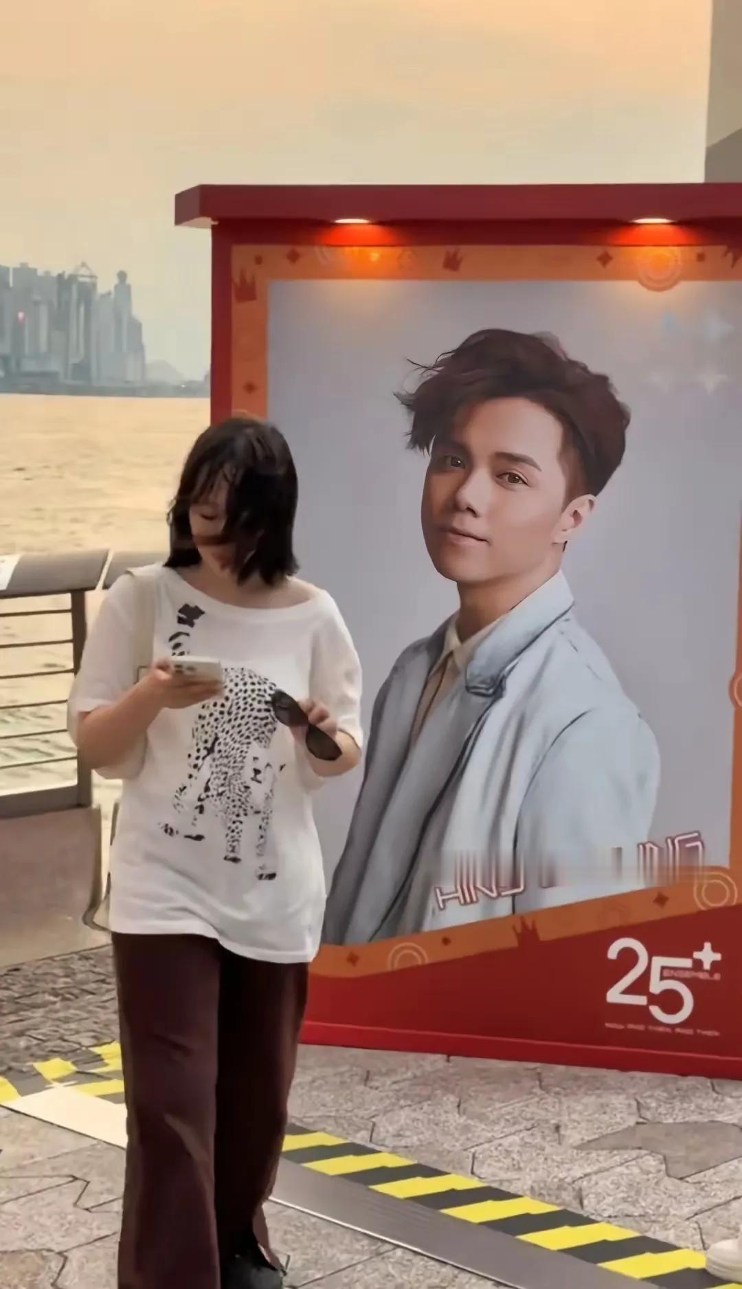 看来英皇彻底跟正能量网友对着干了，竟然将张敬轩的巨幅海报，搬上了香港的星光大道！