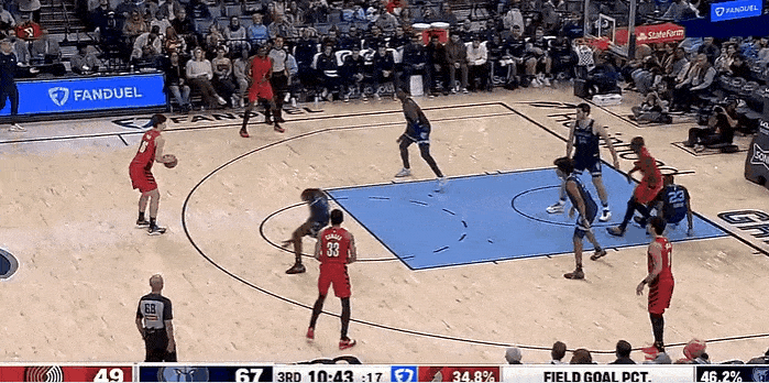 杨瀚森这个球节奏和选择就对了，对面上来你再突，就能突进去。大个子突破非常讲究选择