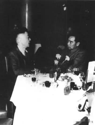 1949年12月老舍回国，暂住北京饭店。次日，周总理在阳翰笙陪同下来到北京饭店看