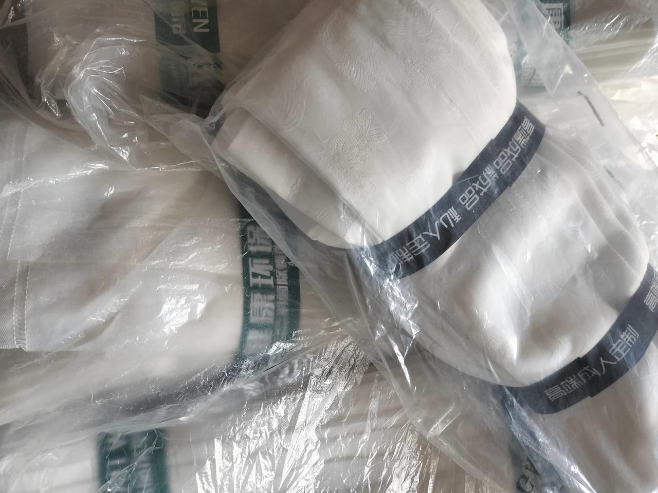 上午赶集，下午忙活店里的活。现在其它库存基本处理完，就剩不少的成品窗帘和窗纱。