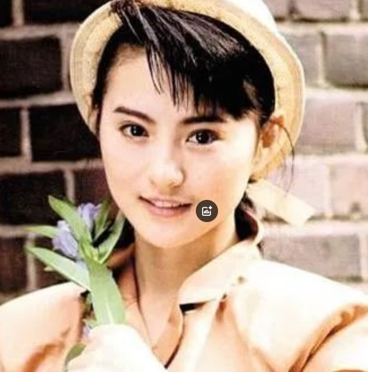 2007年，演员李赛凤趁着老公出差，就和身材魁梧的干儿子抱在了一起，没想到老公突