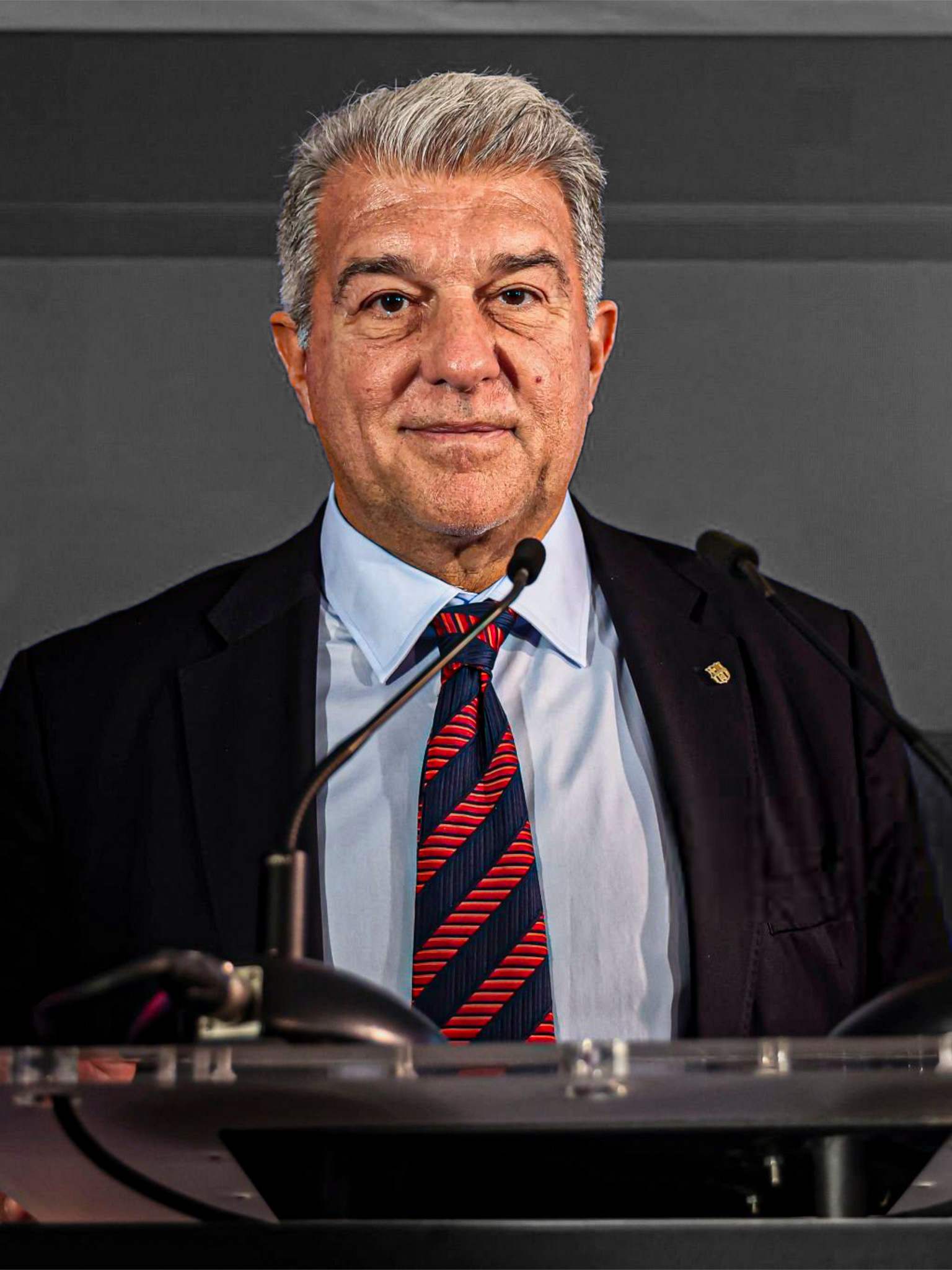 问：为什么巴萨不像皇家马德里一样用自己的电视频道攻击裁判获利？拉波尔塔：巴塞