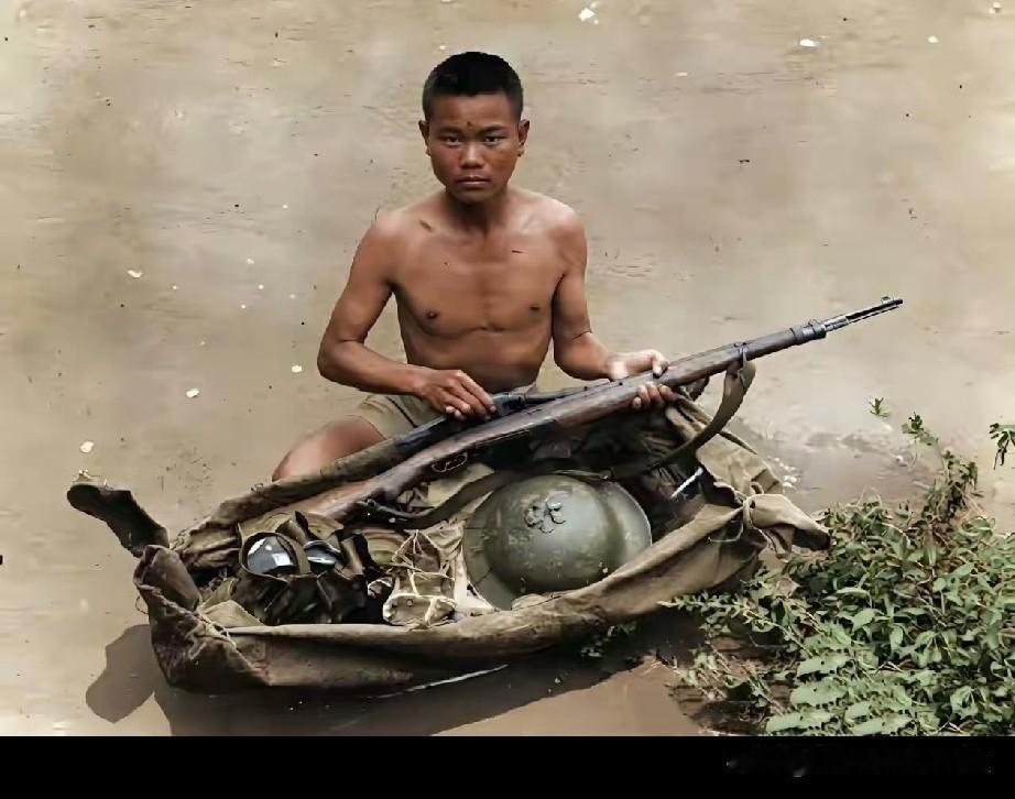 1944年滇西反攻战场上，这名中国远征军士兵正准备渡河。他赤裸上身，胸口留