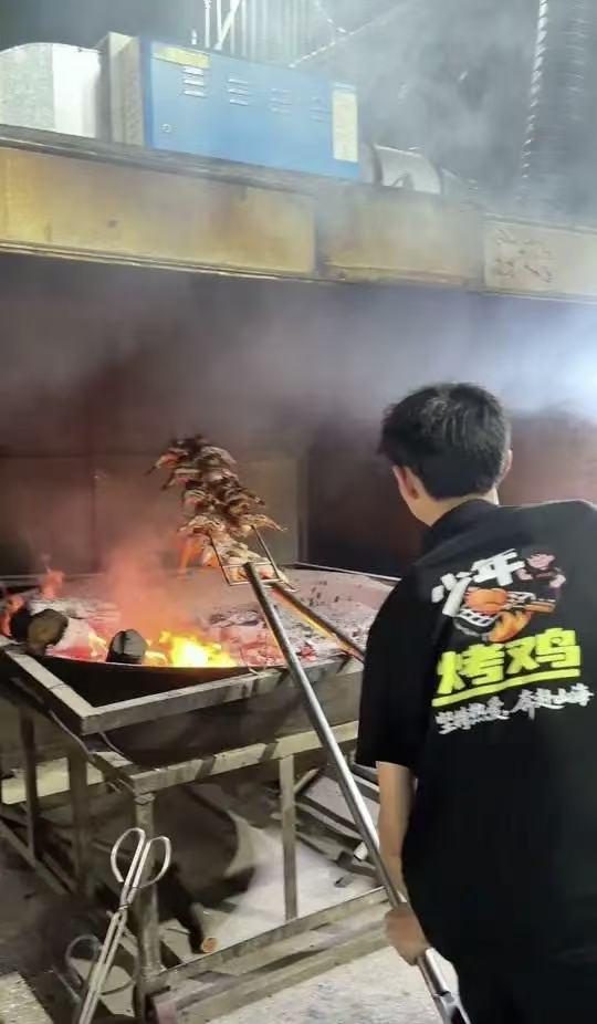 真心奉劝大家，再火的路边摊都尽量少吃！最近那个爆火的16岁烤鸡少年，真把我看