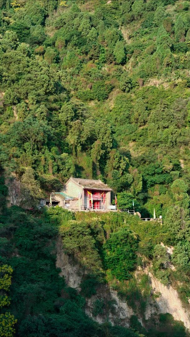 趁着闲暇，特意来骊山走走。不算陡峭的山路，走起来刚刚好，微微出汗的状态格外舒服。