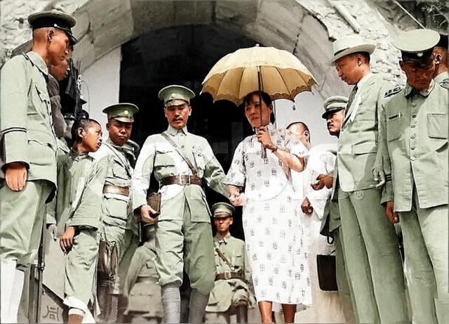 这张照片，是蒋介石与宋美龄新婚不久后一同参观中山陵的珍贵瞬间。照片中，蒋介石身