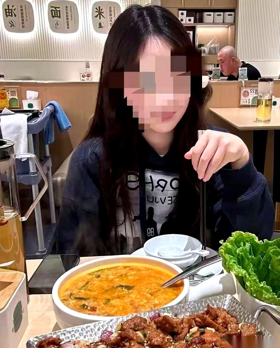 微信刚弹出“已收款118元”的绿色提示音，坐在对面的相亲女孩脸上的笑瞬间消失了。