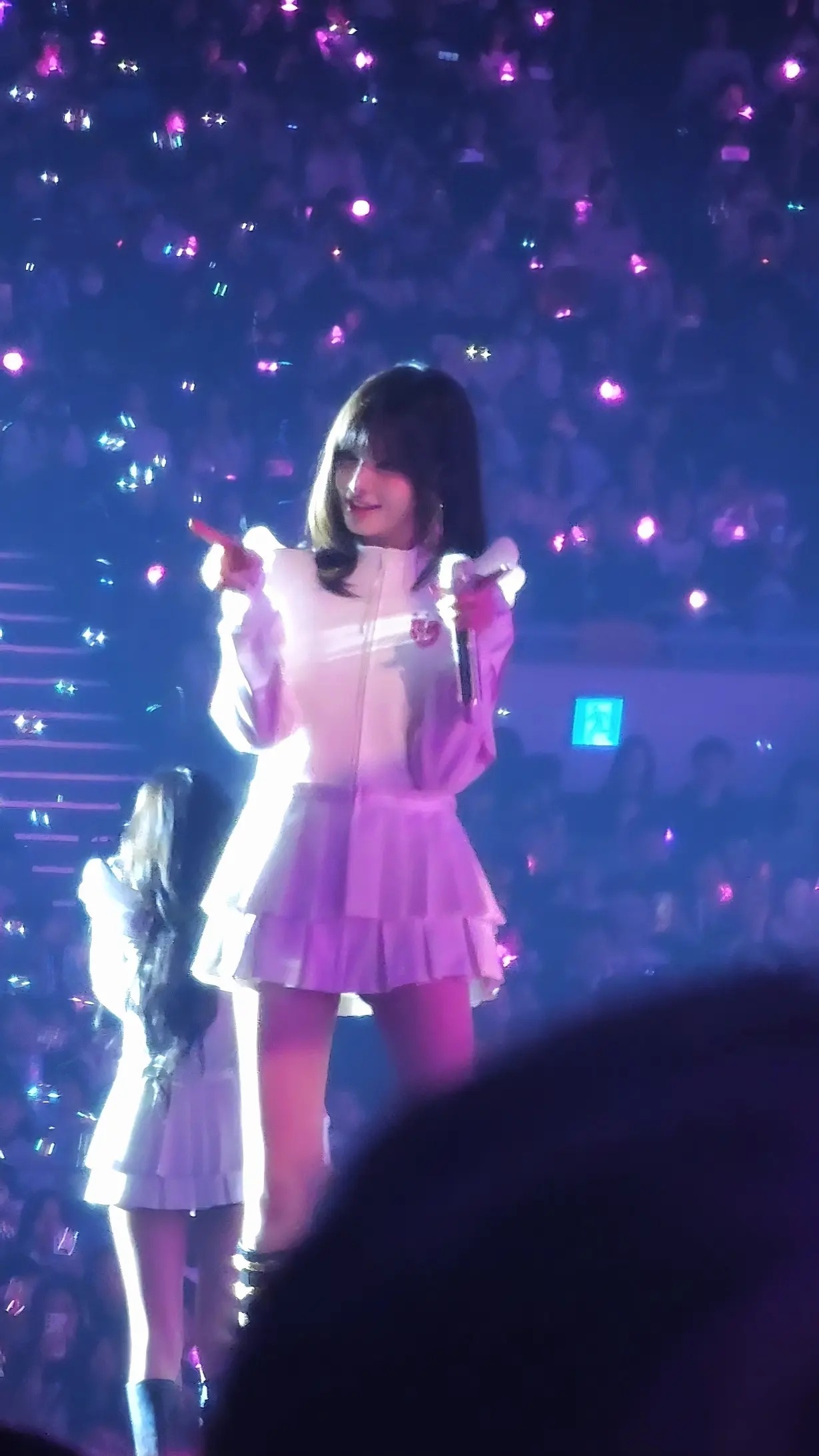 原来大浓颜在像素低的照片里五官会是黑乎乎的一片….​​​