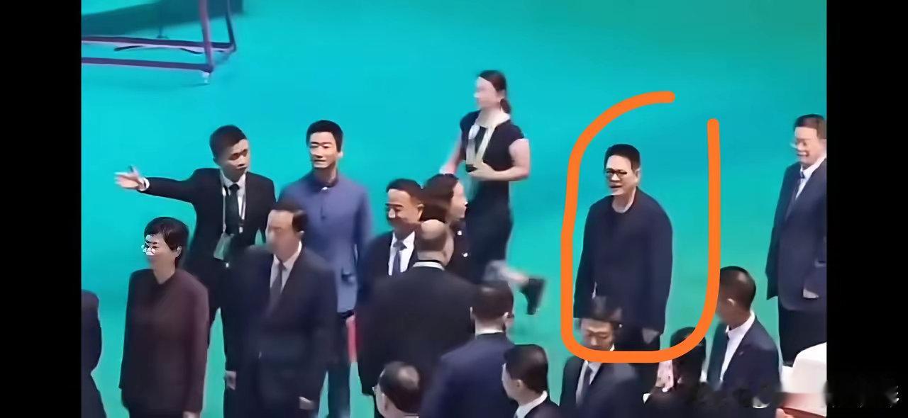 看到李连杰在参加一次活动中，周边的熟人们与他不仅很不热络，甚至都远远的避开他，当