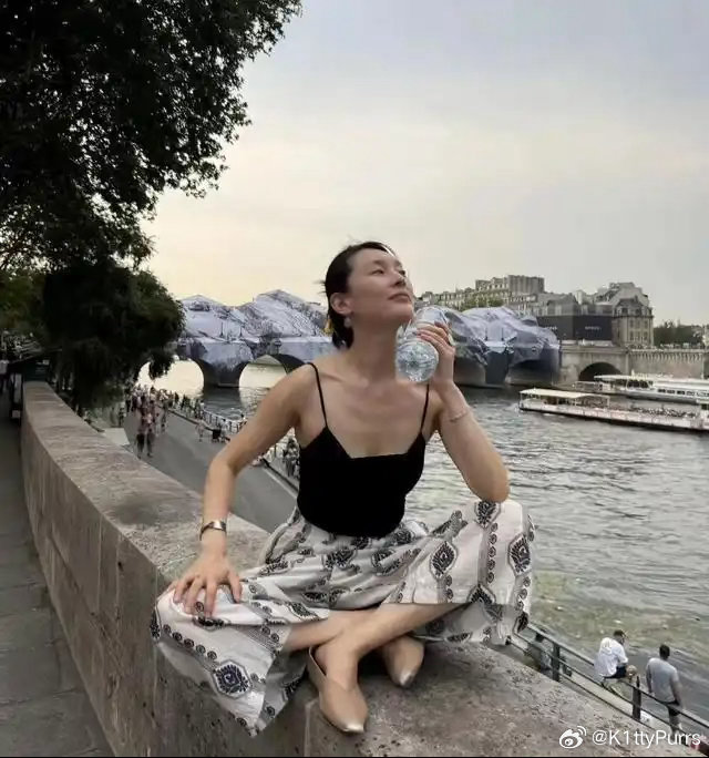 39岁女演员在巴黎街头瘫着降温，妆花得看不见，网友：太离谱了