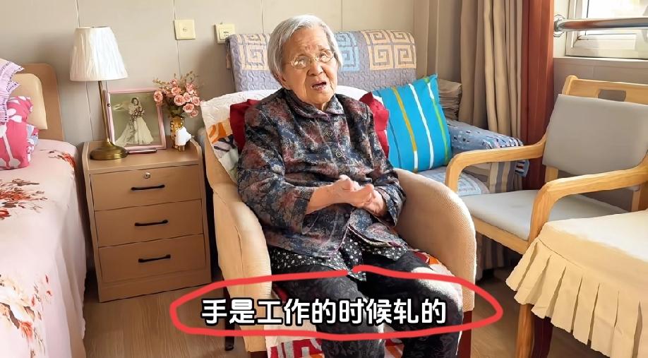 上海。这位在养老院居住了20年的阿婆给我们讲述了很多我们从来闻所未闻的往事。这