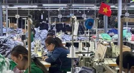 越南从美国赚走1066亿，转头给中国送了1077亿，这账怎么算的？越南前8个月