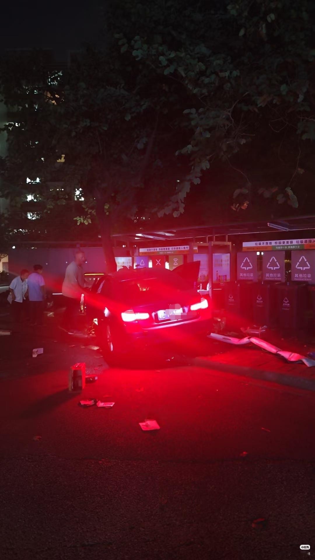 这刚开学20来天，就听闻一所985学校校内出车祸了，那个电气专业姓陆的大一新生，