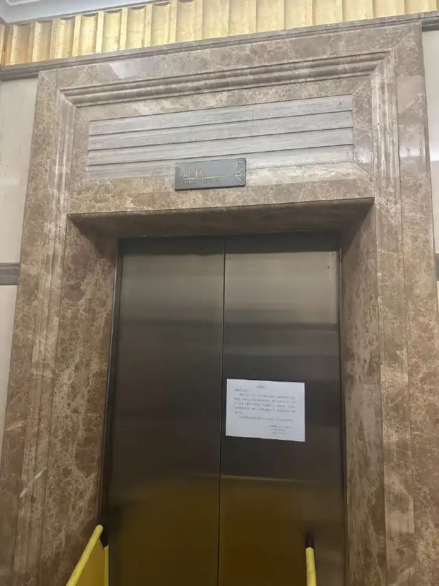 电梯维保造假，昆明一电梯冲顶导致业主离世，15人被追责！事发昆明，短短15秒