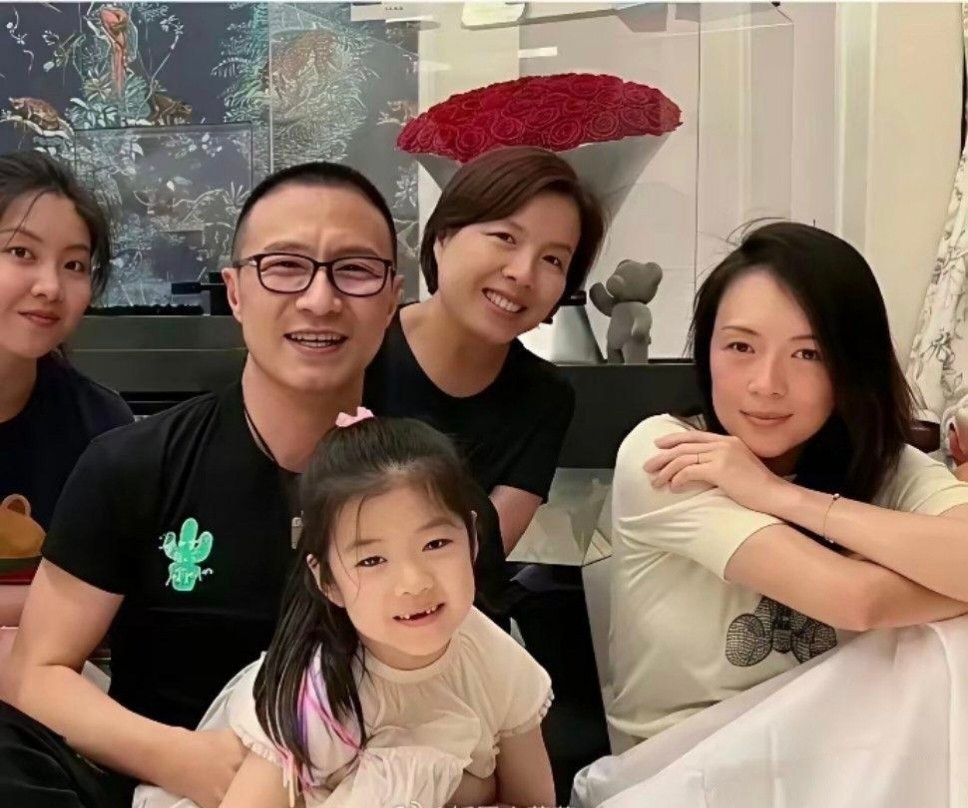细看才懂章子怡离婚前那场合，旁人笑对镜头，唯她咬牙硬撑着。章子怡娱乐综艺圈[超话