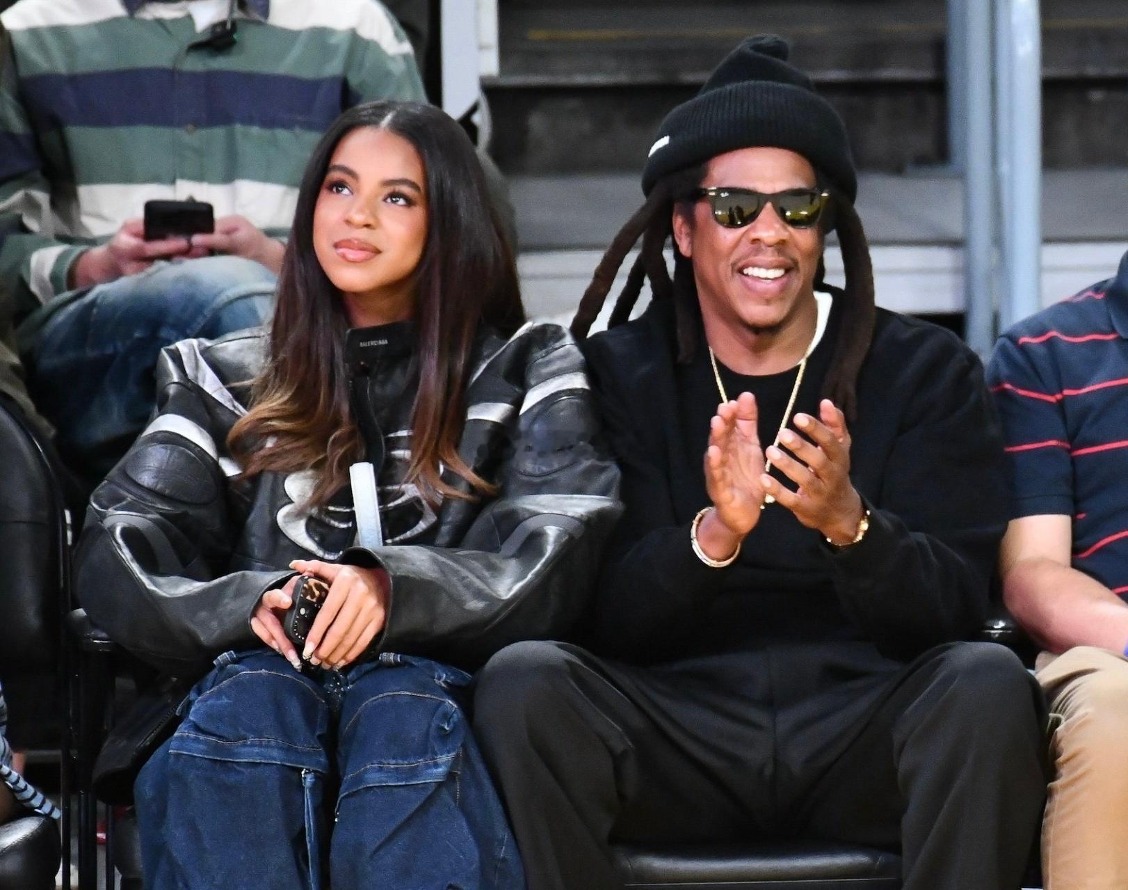 巨星之女‼️碧昂丝13岁的女儿BlueIvy跟老爸Jay-Z一起现身湖人队对阵