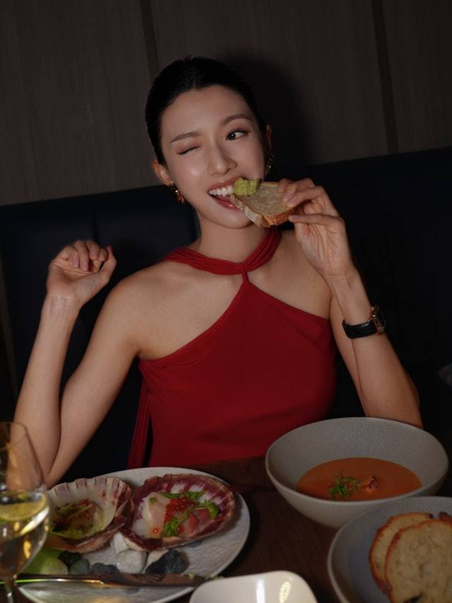 蔡思贝疑似离开TVB据港媒，蔡思贝近日发布动态，配文：“Redforreb