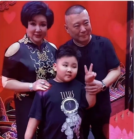 真是同爹不同命！最近郭德纲带小儿子郭汾阳游轮巡演，这排场惊掉下巴！10岁的阳阳穿