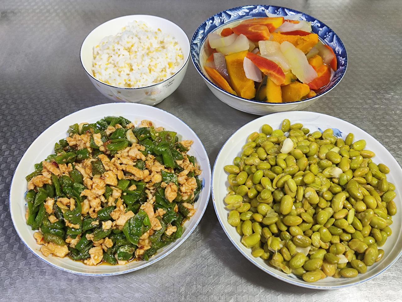 6月28日的午餐分享，是一份搭配均衡的家常简餐。青椒炒鸡胸肉，清爽且低脂；素